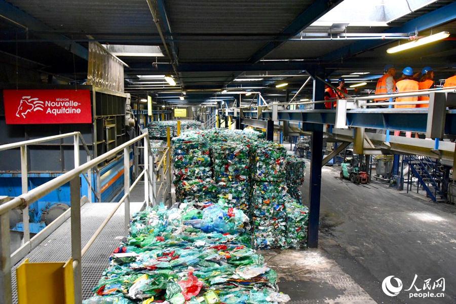 巴约讷塑料回收厂车间内等待处理的塑料瓶。龚鸣摄