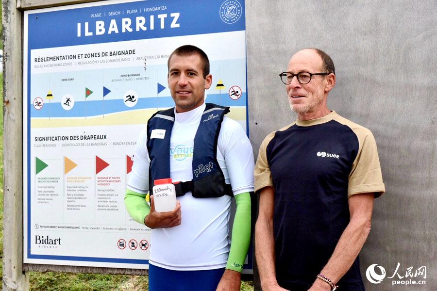 比亚里茨“海岸保护技术”实验室的工作人员每天四点进行海水取样，送往实验室进行检测，为当地政府的决策提供参考。龚鸣摄