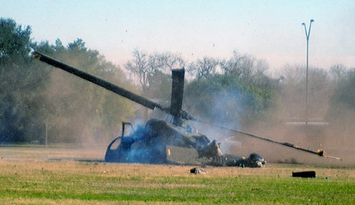 美军黑鹰直升机在大学校园坠毁