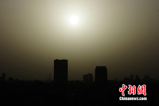 东京黄砂蔽日 部分地区能见度不足10公里