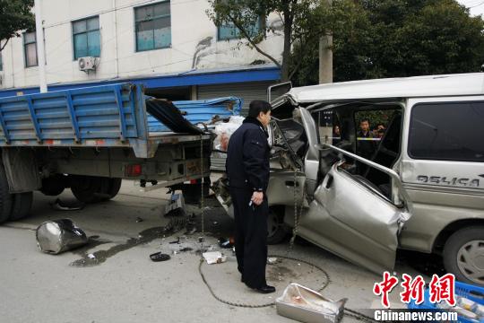 江苏苏州发生追尾事故致4死1伤