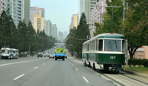 中国人游朝鲜实拍:看平壤街头都跑什么车