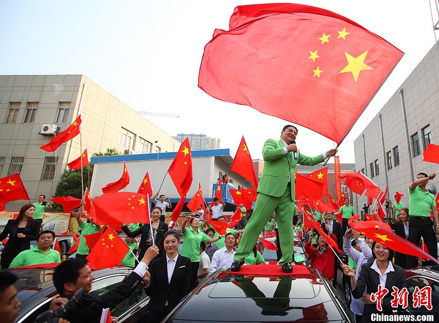 陈光标出资给被砸日系车车主换国产新车(组图