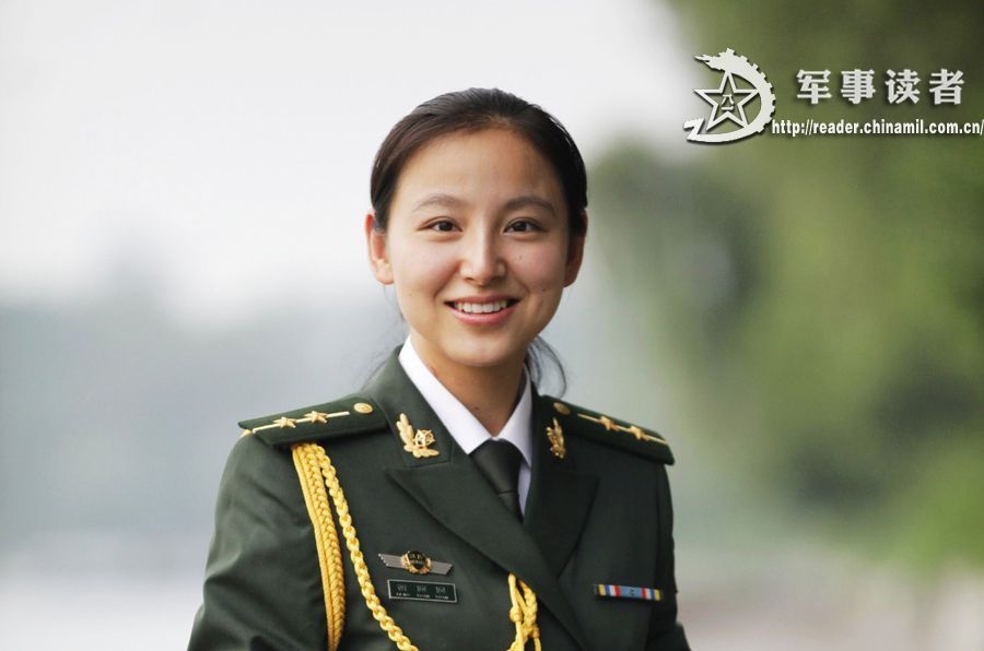美丽<em>女</em>军官扎根军营 战友送<em>爱称</em>衡管家_云南