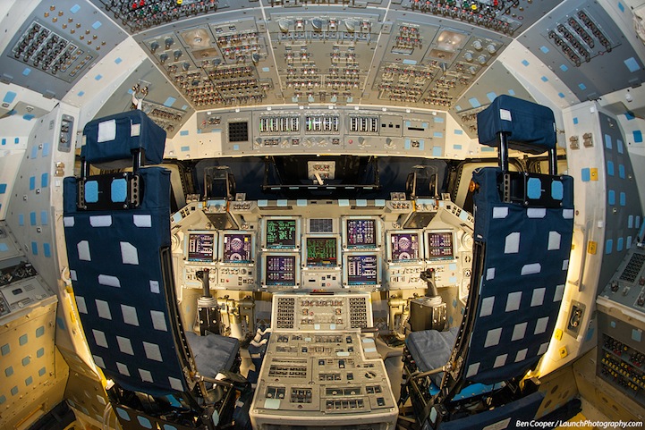 揭秘美国航天飞机驾驶舱复杂内部(组图)
