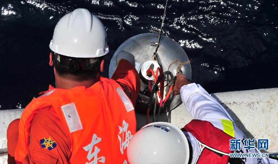 中国 马航/3月12日，搜救队员在“南海救101”船上调试水下声呐系统，扫测...