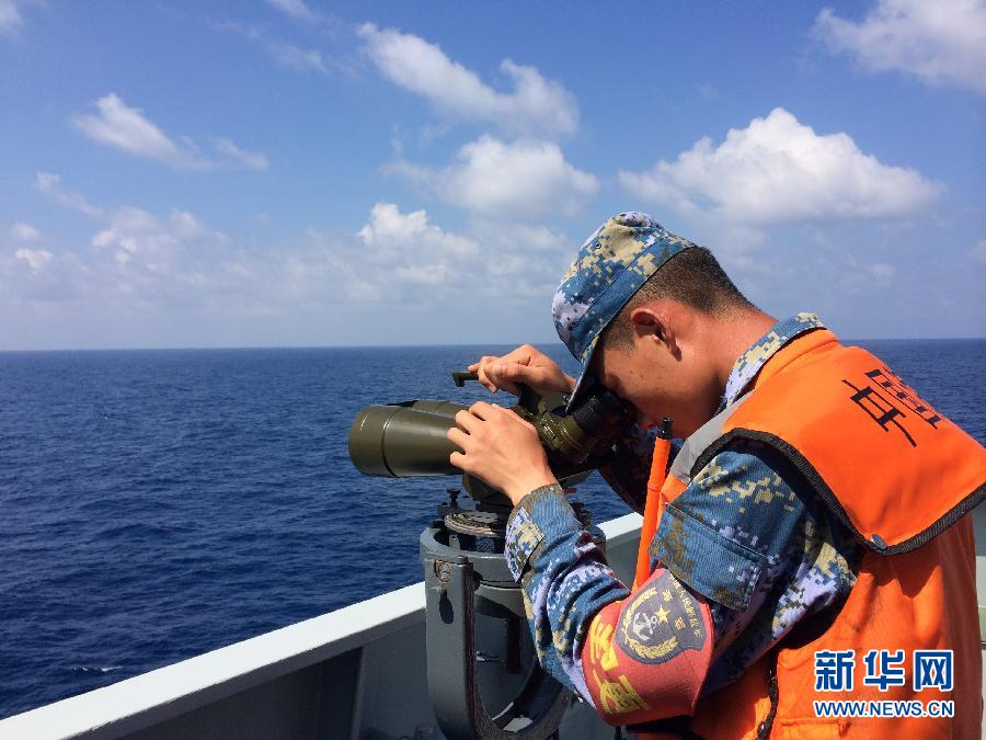 中国 马航/3月12日，井冈山舰上的搜救人员正在执行搜救任务。