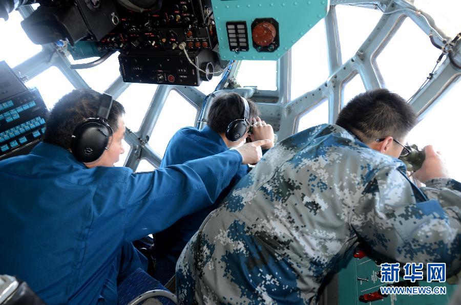 马航/3月12日，中国空军在马航客机失联海域在仔细搜寻海面。