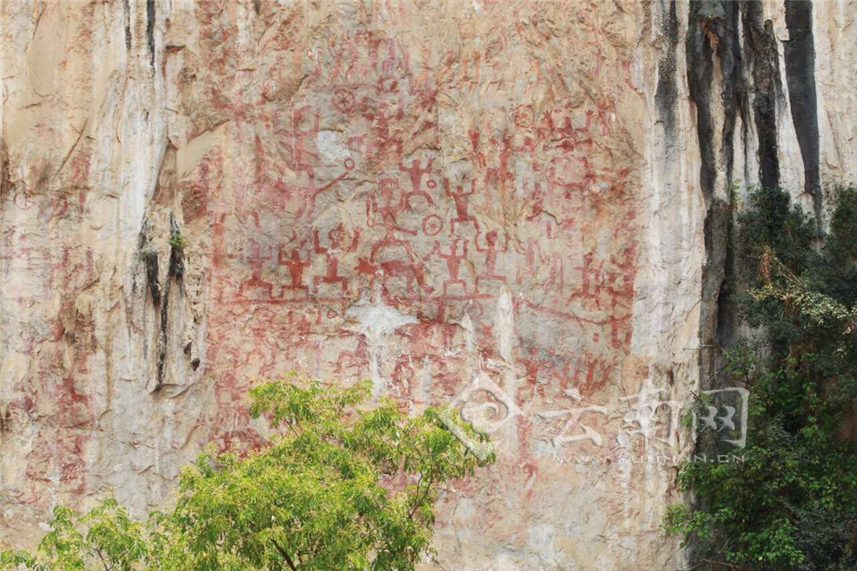 高清:全国网媒记者崇左赏左江花山岩画 感受神秘古文化