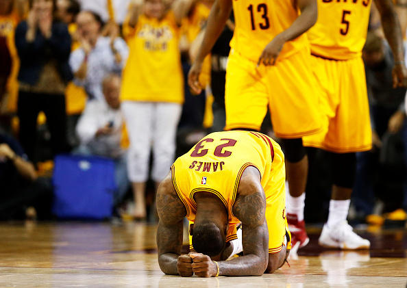 21世纪总决赛铭记瞬间:詹皇累跪 科比再起飞