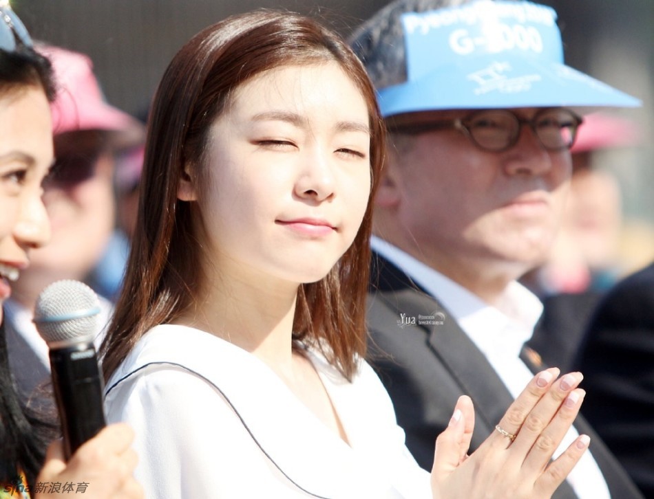 近日,韩国"花滑女王"金妍儿出席活动的照片曝光,她穿着白色上衣长发