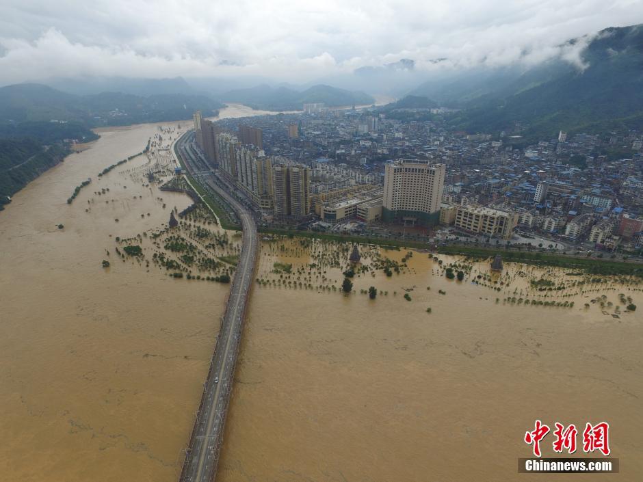 贵州榕江县河水暴涨 进城大道积水严重