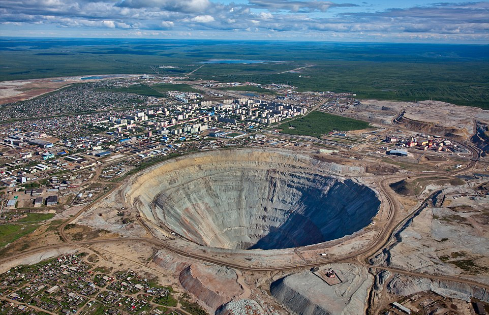 实拍俄远东庞大钻石矿坑 可产生涡旋吸入飞机(组图)