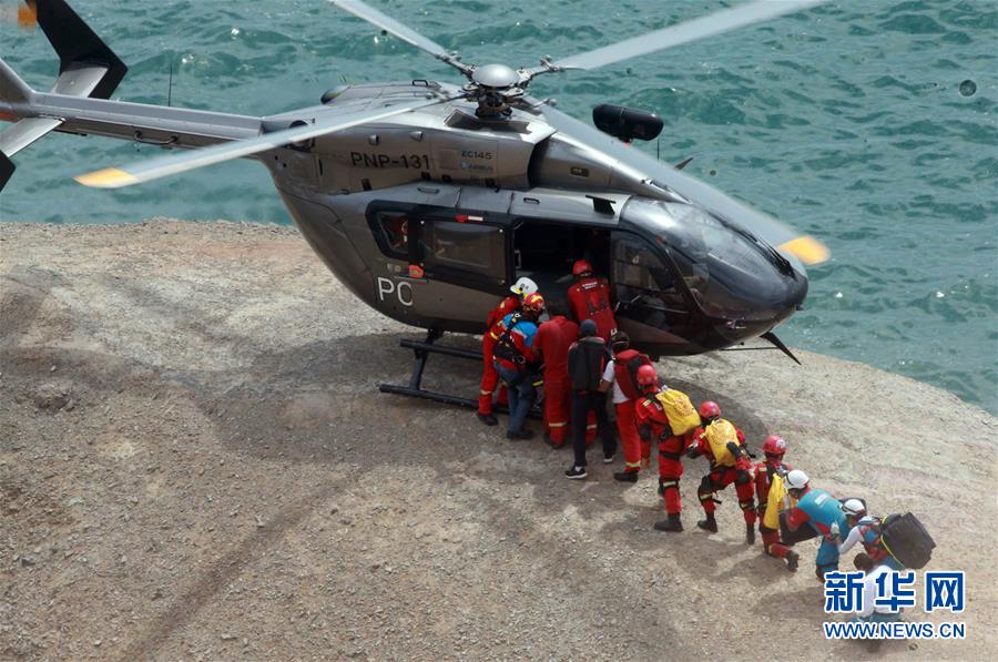 （国际）（1）秘鲁一长途汽车坠入山谷造成至少25人死亡