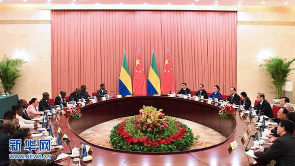 1月16日，全国政协主席俞正声在北京与加蓬参议长米勒布举行会谈。 新华社记者 张铎 摄