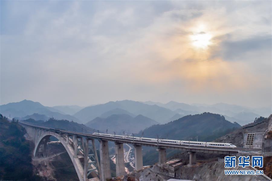 （新华全媒头条·图文互动）（6）崇山峻岭间的机遇之路——写在渝贵铁路即将开通之际 