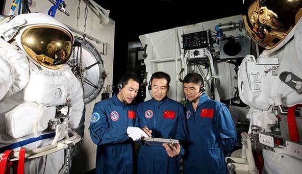 2008年02月16日 景海鹏 翟志刚 刘伯明 在EVA进行舱外服操作训练 摄影：朱九通