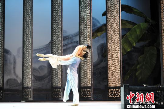 当地时间2月2日，大型中国舞剧《沙湾往事》在华盛顿肯尼迪艺术中心上演。图为演员在媒体场演出。　邓敏 摄