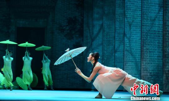 当地时间2月2日，大型中国舞剧《沙湾往事》在华盛顿肯尼迪艺术中心上演。图为演员在媒体场演出。　邓敏 摄