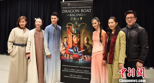 当地时间2月2日，大型中国舞剧《沙湾往事》在华盛顿肯尼迪艺术中心上演。图为主创人员接受媒体采访。　邓敏 摄