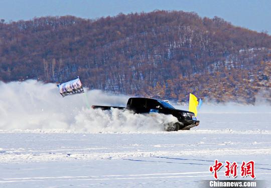 中国多地“老司机”在五大连池征战冰雪赛道