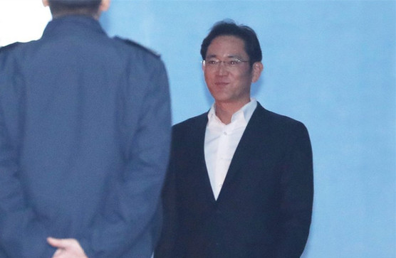 5日下午，李在镕被关近一年后获释，强忍微笑