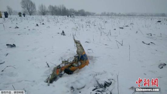 图为莫斯科郊外的雪原上散落的飞机残骸。