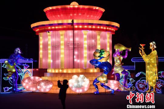 成都金沙太阳节开幕庞贝古城主题灯组吸引眼球