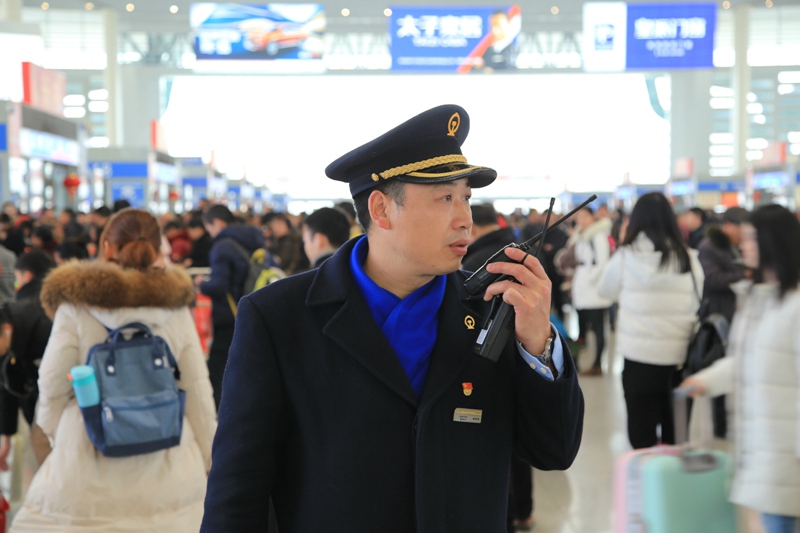 2 候车厅值班员和往常一样巡视候车厅