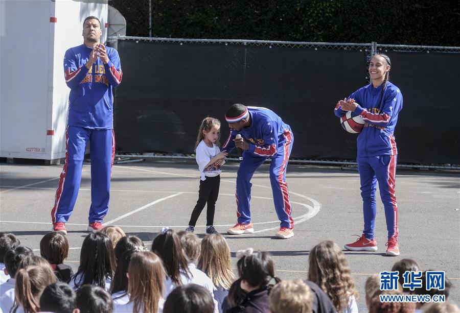 （体育）（2）篮球——哈林篮球队队员造访洛杉矶