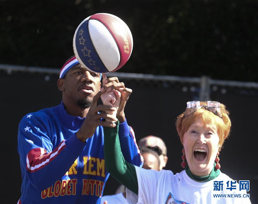 （体育）（3）篮球——哈林篮球队队员造访洛杉矶