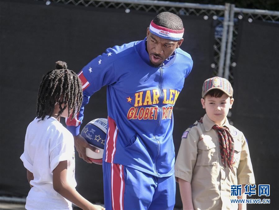 （体育）（5）篮球——哈林篮球队队员造访洛杉矶