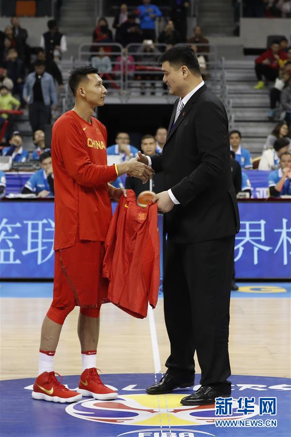 （体育）（3）篮球——姚明为易建联颁发国家队荣誉外套