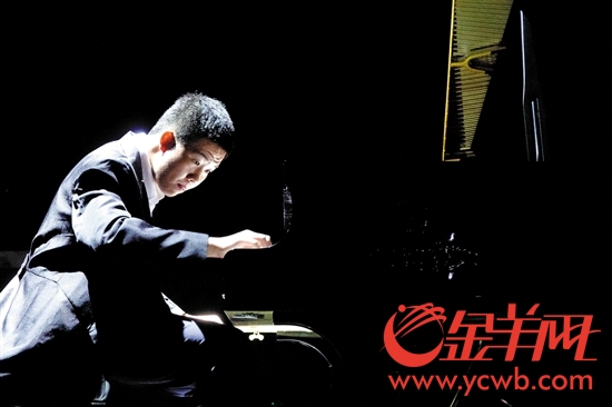 吴雨松演奏钢琴