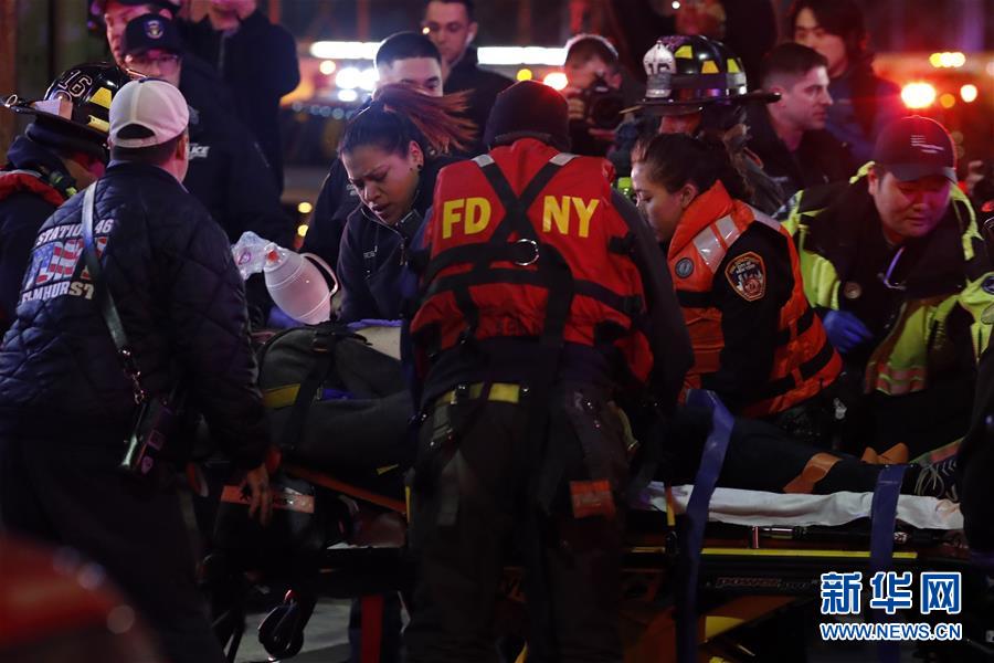 （国际）（4）美国纽约一架直升机坠河至少2人死亡