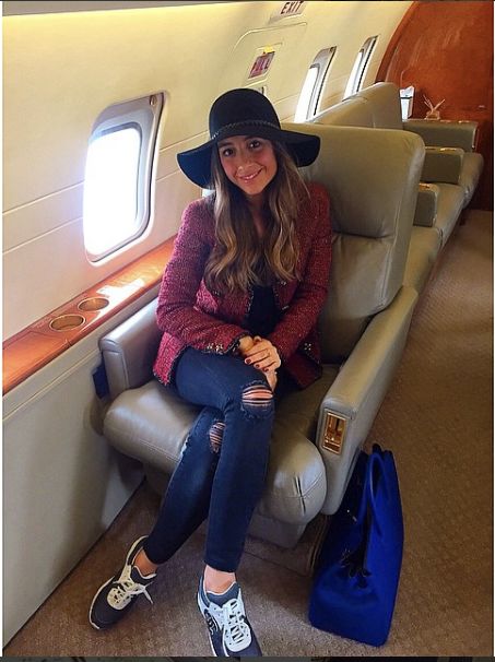 这是2015年3月米娜前往巴黎时发布的图片，从这里可以看到机舱内更多的场景，但未能求证到是否是同一包机。