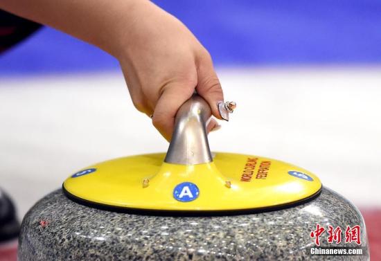 3月23日,2017年女子冰壶世锦赛继续在北京进行,图为中国队选手王芮在比赛中的手部特写。<a target='_blank' href='http://www.chinanews.com/'><p align=