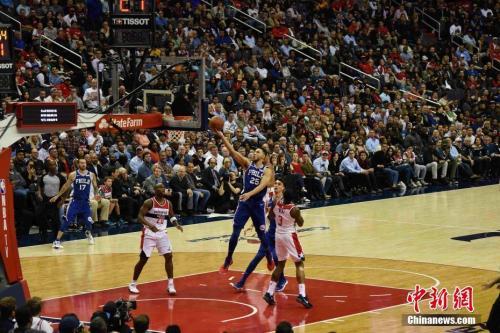 资料图:西蒙斯在比赛中 刁海洋 摄