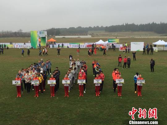 图为参赛的部分选手等。 张伟 摄
