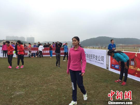 图为参赛的青年选手在热身。 张伟 摄