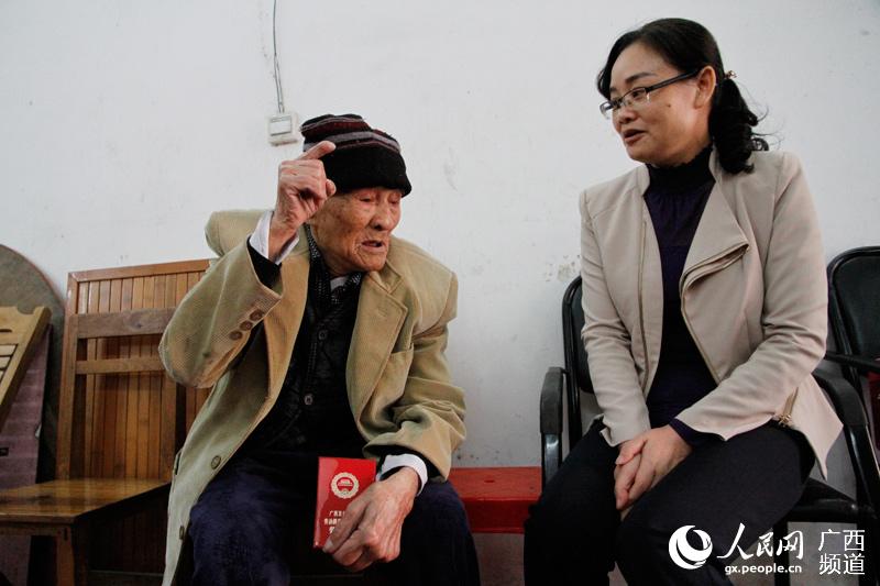 韦兆良老人向人们说起过去的事