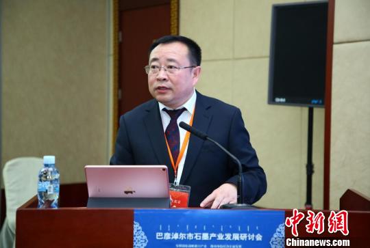 巴彦淖尔市乌拉特中旗人民政府旗长闫永春讲话。 巴彦淖尔市政府供图