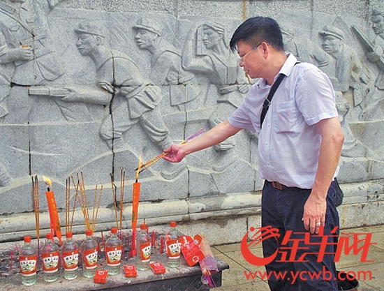 肖铿鸣在法卡山烈士陵园拜祭战友