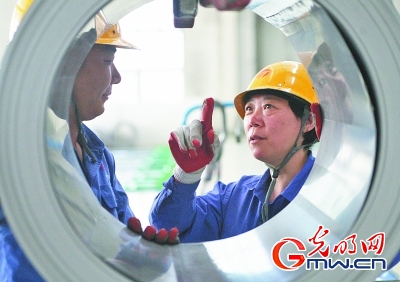 【中国梦 大国工匠篇】金牌工人戚红和她的15人切铁组