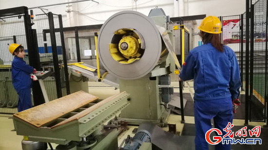 【中国梦 大国工匠篇】金牌工人戚红和她的15人切铁组