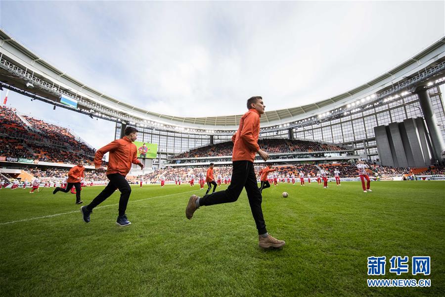 （体育）（1）足球——叶卡捷琳堡足球场迎来首场测试赛