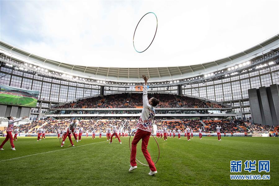 （体育）（6）足球——叶卡捷琳堡足球场迎来首场测试赛