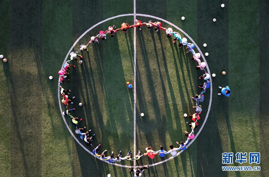 (体育)(1)足球——大山里的足球童话