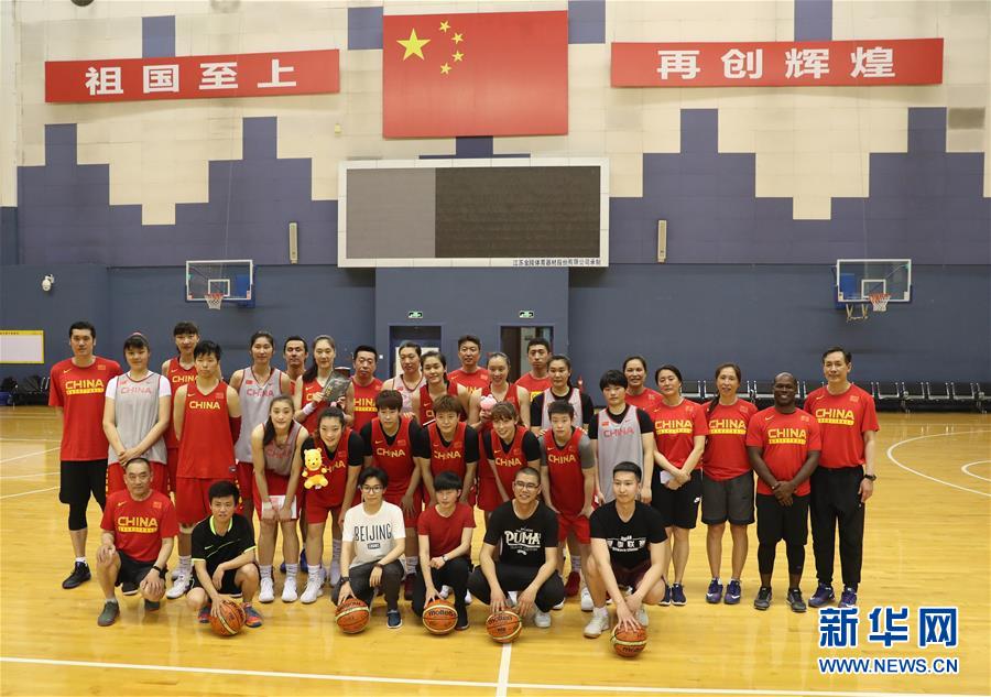 (体育)(1)篮球——中国女篮举行公开课