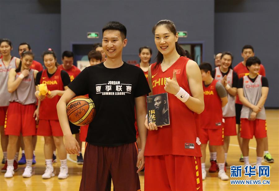 (体育)(9)篮球——中国女篮举行公开课